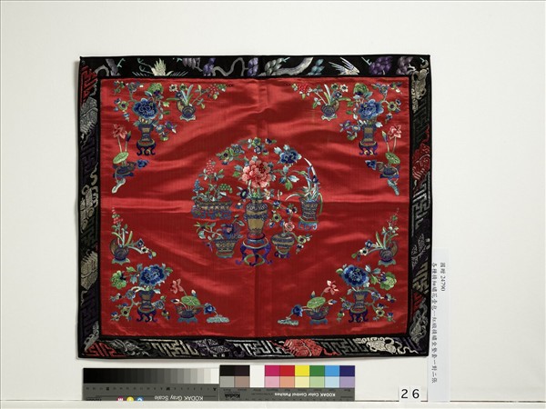 瓶花紅緞精繡坐墊套