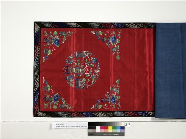 瓶花紅緞精繡椅披