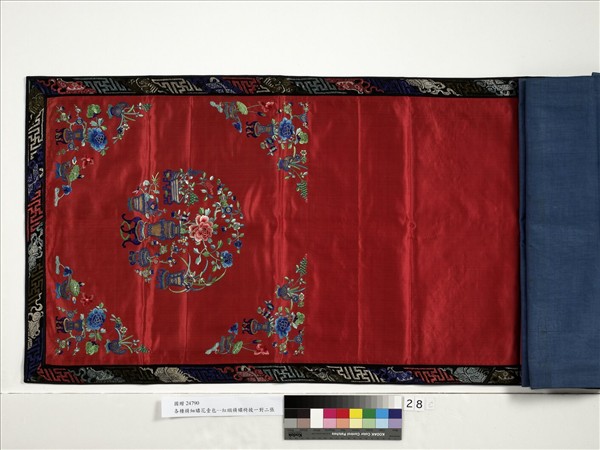 瓶花紅緞精繡椅披