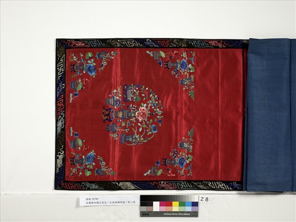 瓶花紅緞精繡椅披