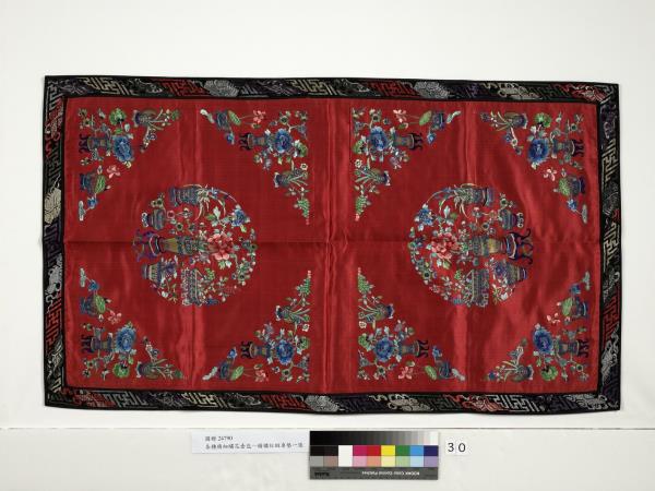 瓶花紅緞精繡桌墊