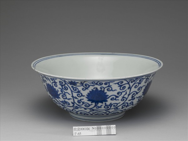 青花番蓮紋碗