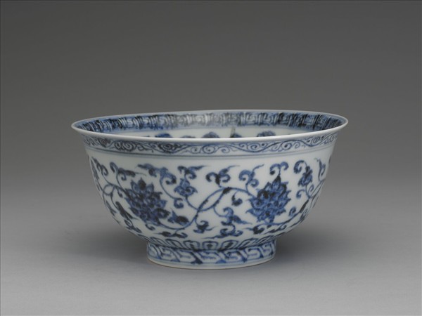 青花纏枝花卉紋碗