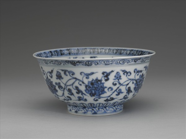 青花纏枝花卉紋碗