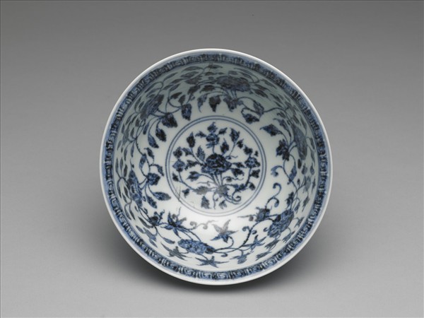 青花纏枝花卉紋碗