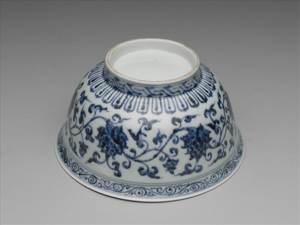 青花纏枝花卉紋碗