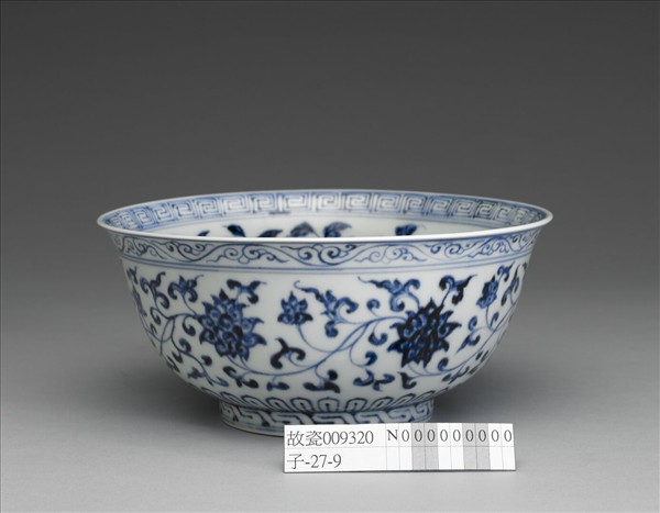 青花纏枝花卉紋碗