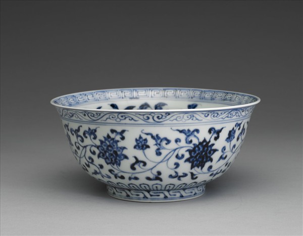 青花纏枝花卉紋碗
