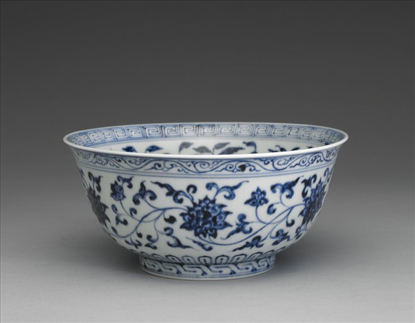 青花纏枝花卉紋碗