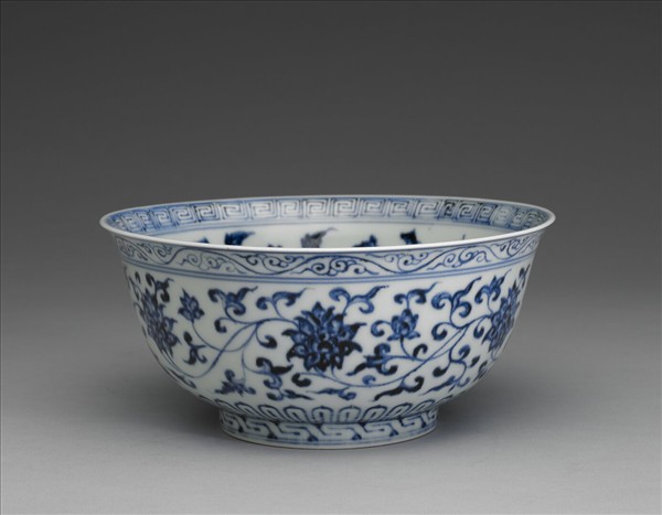 青花纏枝花卉紋碗