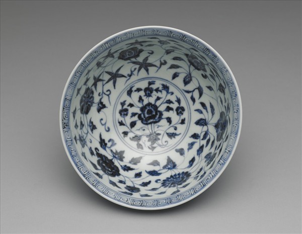 青花纏枝花卉紋碗