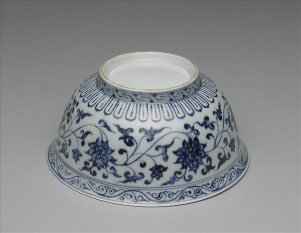 青花纏枝花卉紋碗