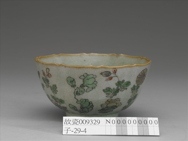 青瓷五彩花卉紋牡丹花式碗