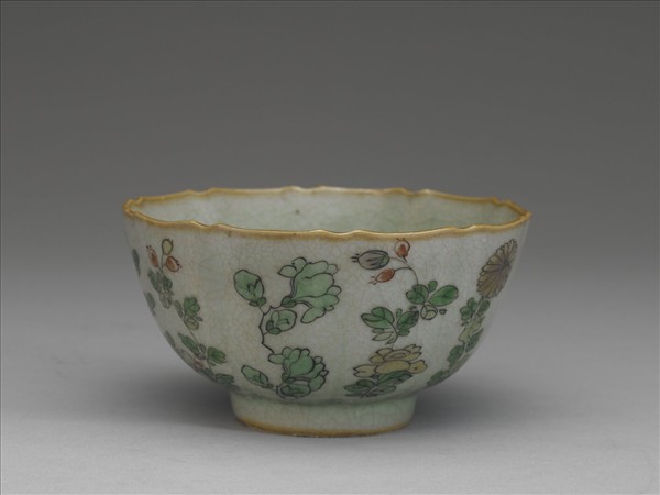 青瓷五彩花卉紋牡丹花式碗