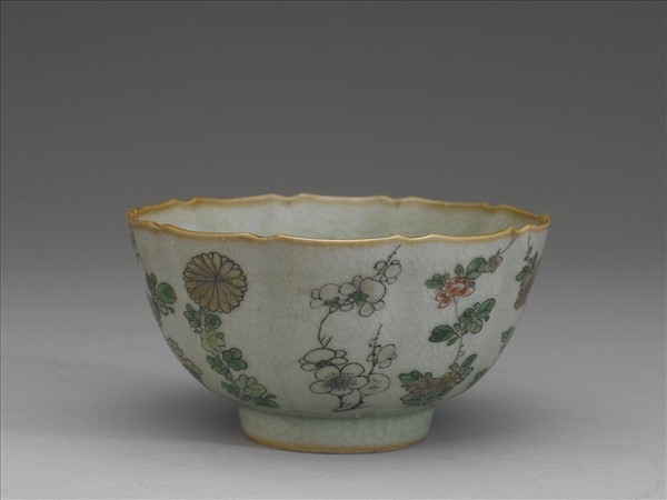 青瓷五彩花卉紋牡丹花式碗