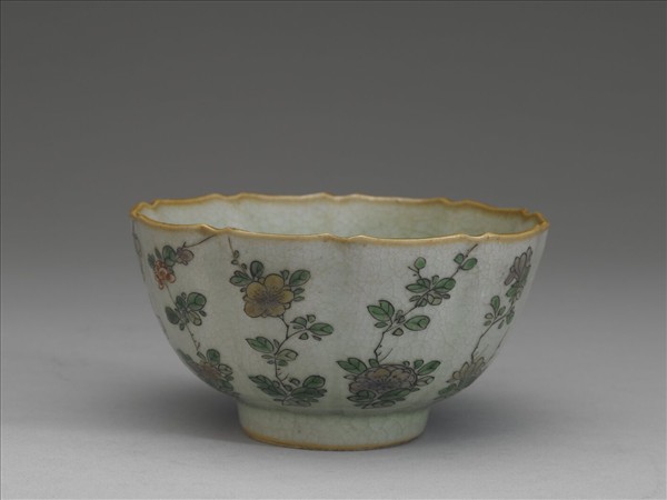 青瓷五彩花卉紋牡丹花式碗