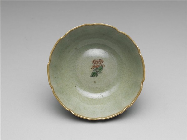 青瓷五彩花卉紋牡丹花式碗