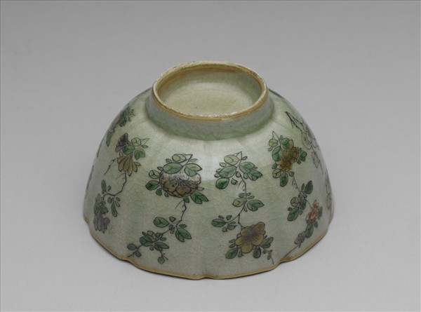 青瓷五彩花卉紋牡丹花式碗