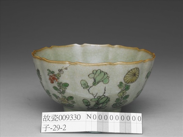 青瓷五彩花卉紋牡丹花式碗