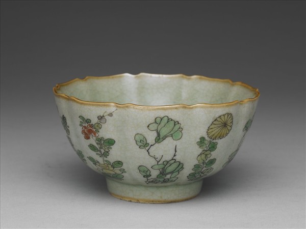 青瓷五彩花卉紋牡丹花式碗