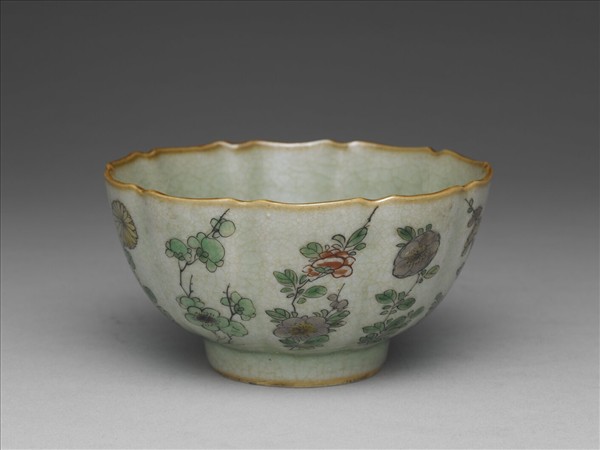 青瓷五彩花卉紋牡丹花式碗