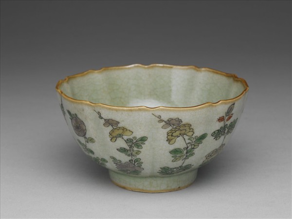 青瓷五彩花卉紋牡丹花式碗