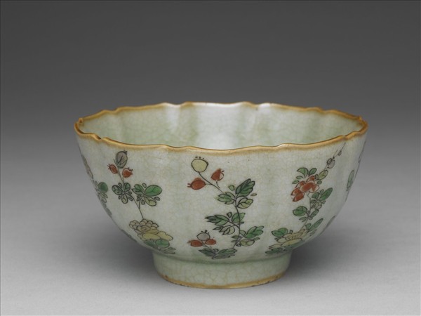 青瓷五彩花卉紋牡丹花式碗