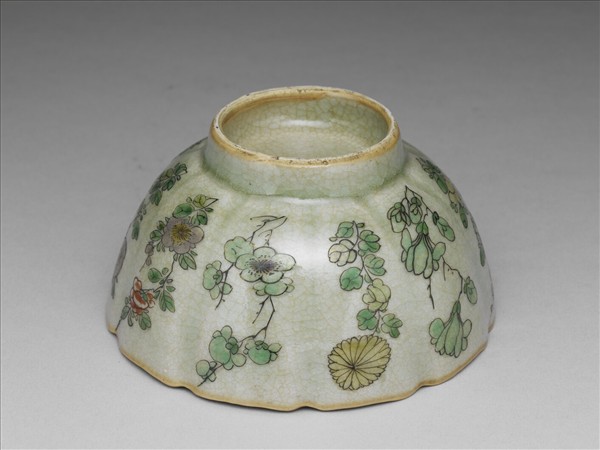 青瓷五彩花卉紋牡丹花式碗