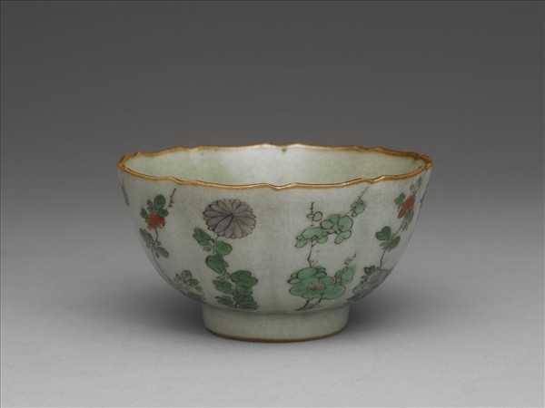 青瓷五彩花卉紋牡丹花式碗