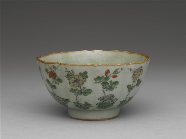 青瓷五彩花卉紋牡丹花式碗