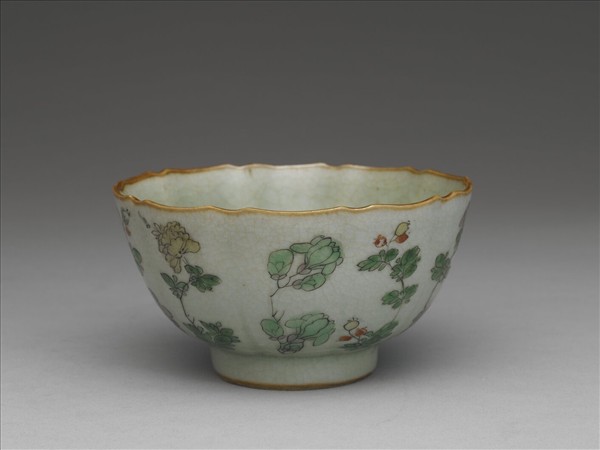 青瓷五彩花卉紋牡丹花式碗