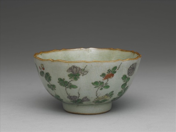 青瓷五彩花卉紋牡丹花式碗