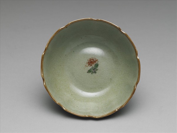 青瓷五彩花卉紋牡丹花式碗