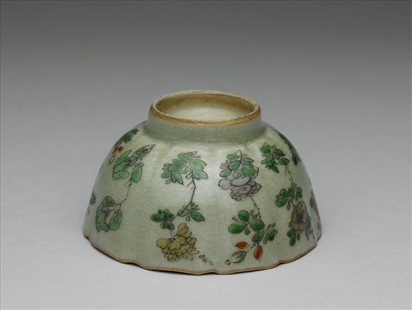 青瓷五彩花卉紋牡丹花式碗