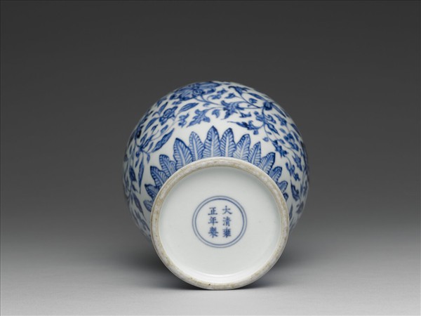 青花花卉紋雙耳瓶