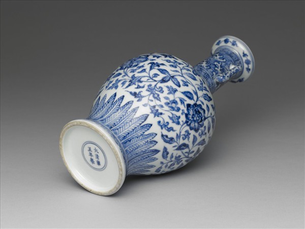 青花花卉紋雙耳瓶