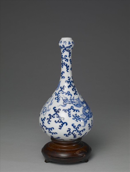 青花雲龍紋蒜頭瓶