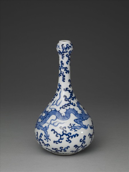 青花雲龍紋蒜頭瓶