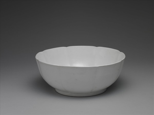 白瓷劃花牡丹紋婉