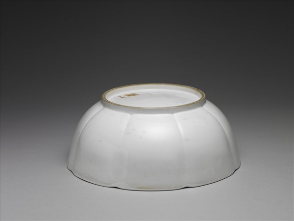 白瓷劃花牡丹紋婉