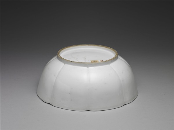 白瓷劃花牡丹紋婉