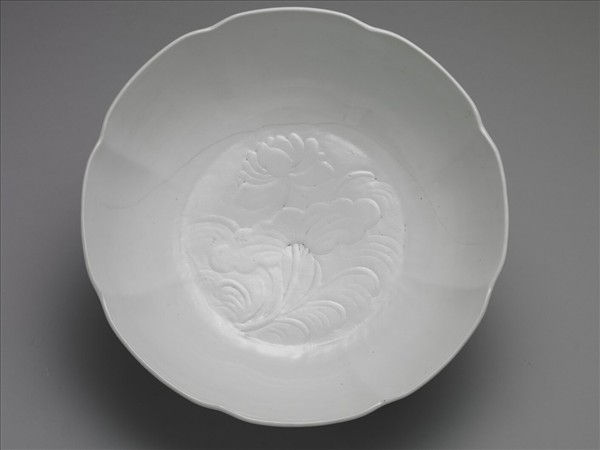 白瓷劃花牡丹紋婉