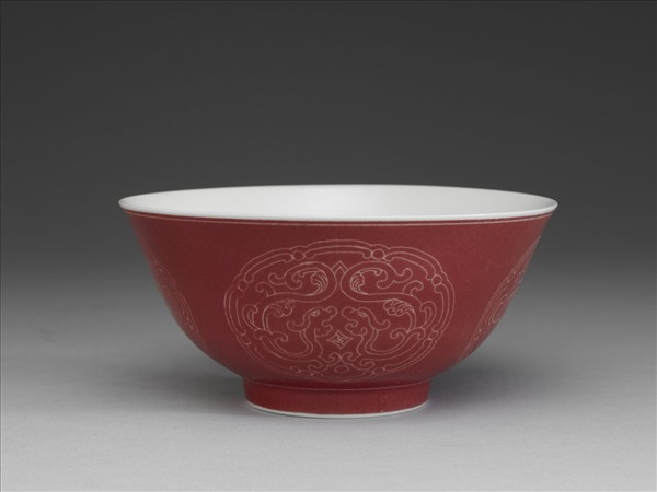 琺瑯彩紅地剔花團螭碗