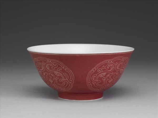 琺瑯彩紅地剔花團螭碗