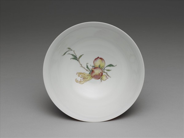 琺瑯彩紅地剔花團螭碗