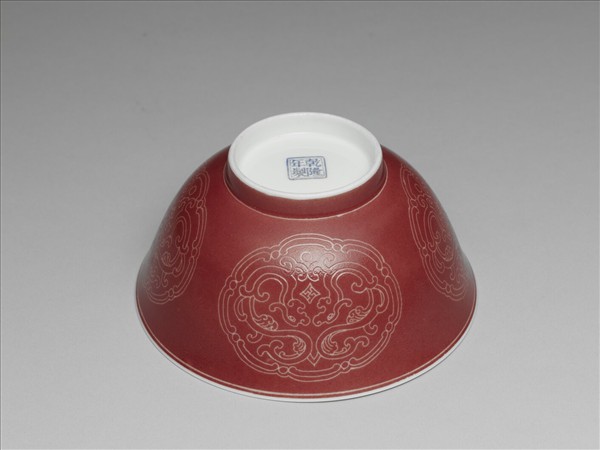 琺瑯彩紅地剔花團螭碗