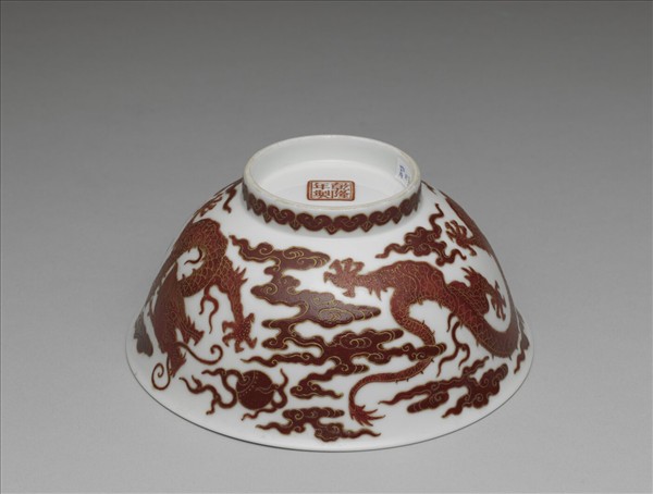 白瓷紅彩描金雲龍紋碗