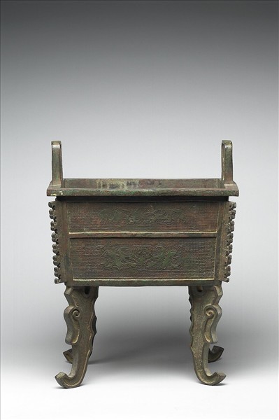 獸面紋扁足方鼎