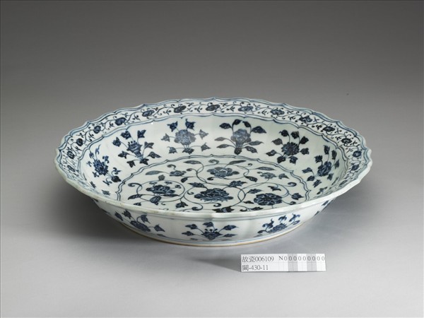 青花四季花卉紋蓮花式盤