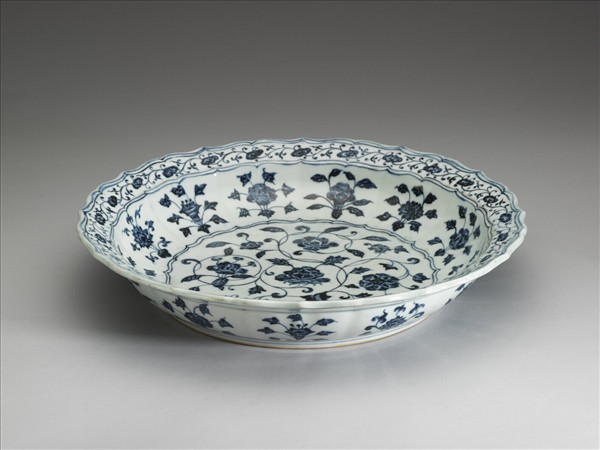 青花四季花卉紋蓮花式盤